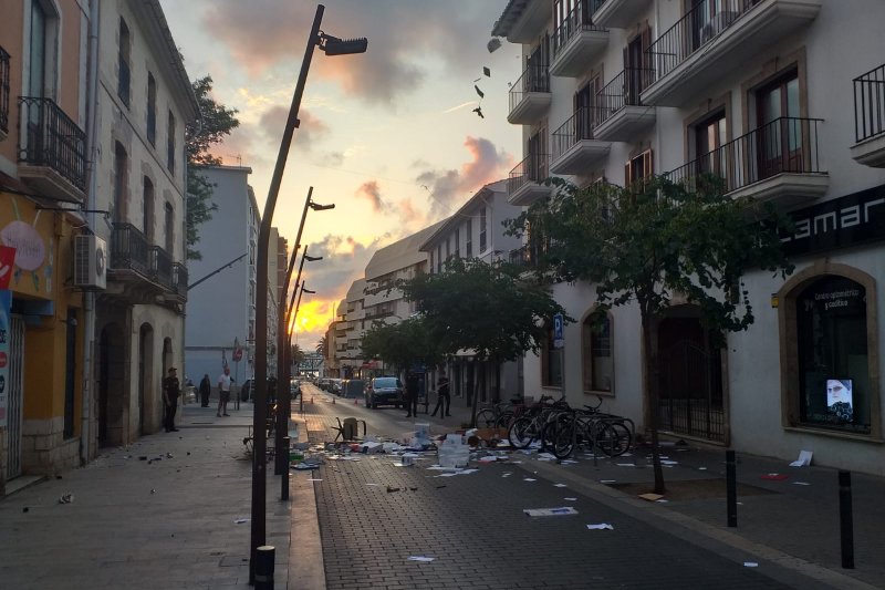 Una mujer lanza sillas y papeles a la calle en Dénia  Una mujer lanza sillas y papeles a la calle en Dénia