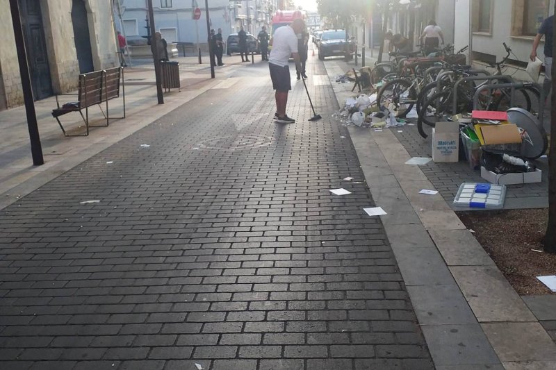 Una mujer lanza sillas y papeles a la calle en Dénia  Una mujer lanza sillas y papeles a la calle en Dénia