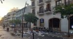 Una mujer lanza sillas y papeles a la calle en Dénia  Una mujer lanza sillas y papeles a la calle en Dénia