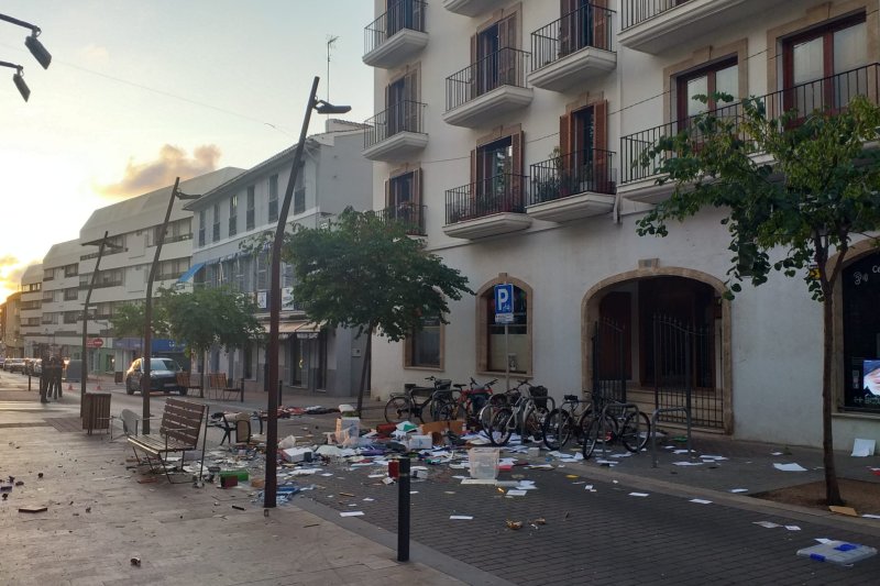 Una mujer lanza sillas y papeles a la calle en Dénia  Una mujer lanza sillas y papeles a la calle en Dénia
