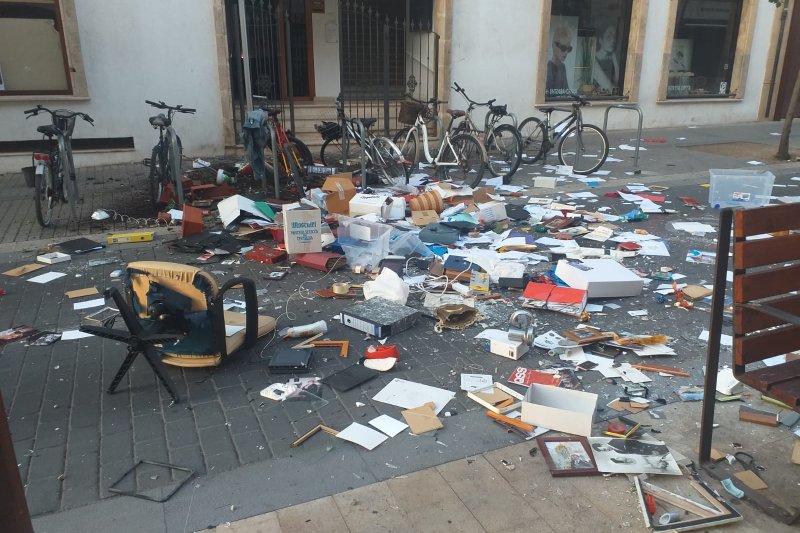 Una mujer lanza sillas y papeles a la calle en Dénia  Una mujer lanza sillas y papeles a la calle en Dénia