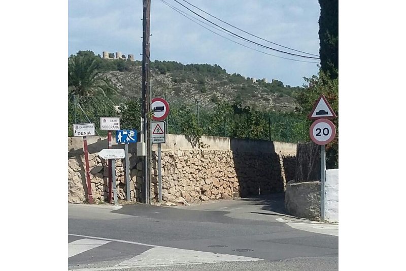 Los vecinos de la Soberana de Xàbia dan por buenas las soluciones que plantea el Plan General con un ancho de 8 metros el vial Los vecinos de la Soberana de Xàbia dan por buenas las soluciones que plantea el Plan General con un ancho de 8 metros el vial