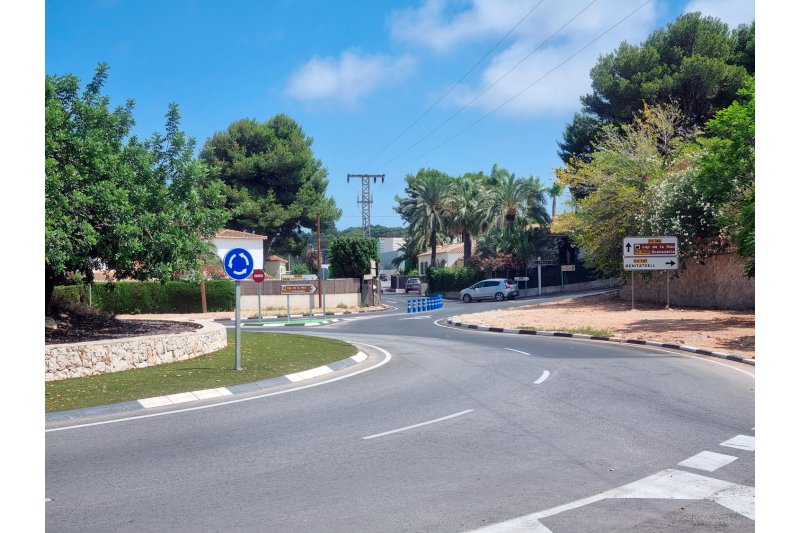 Terminan las obras de mejora de la seguridad vial en la rotonda del Camí Cabanes y Travesía de Cansalades Terminan las obras de mejora de la seguridad vial en la rotonda del Camí Cabanes y Travesía de Cansalades