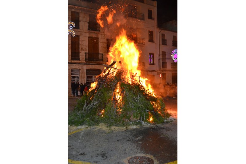 Els dimonis ballen esta vesprada al voltant de la foguera de Sant Antoni Els dimonis ballen esta vesprada al voltant de la foguera de Sant Antoni