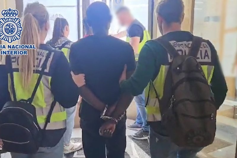 Desarticulada una red criminal que cedía tarjetas de identidad de extranjeros a terceros para acceder al mercado laboral Desarticulada una red criminal que cedía tarjetas de identidad de extranjeros a terceros para acceder al mercado laboral