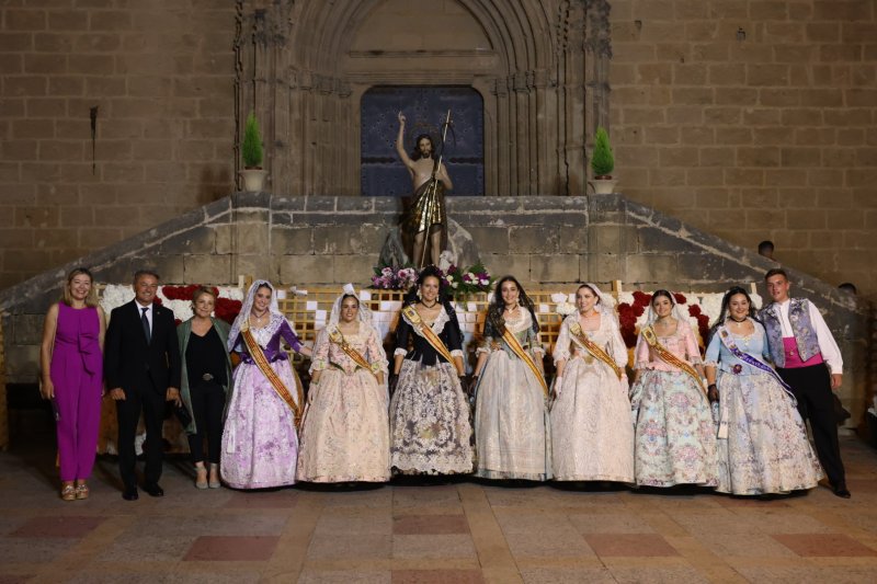 Tot per l’aire i La Desastrà, quintades protagonistes de la primera ofrena a Sant Joan de Fogueres de Xàbia Tot per l’aire i La Desastrà, quintades protagonistes de la primera ofrena a Sant Joan de Fogueres de Xàbia