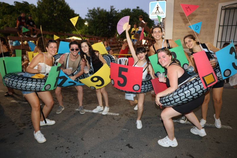 Caramels, en carrosses, i Mario Kart, en grups a peu, guanyadors de la desfilada de Beniarbeig Caramels, en carrosses, i Mario Kart, en grups a peu, guanyadors de la desfilada de Beniarbeig