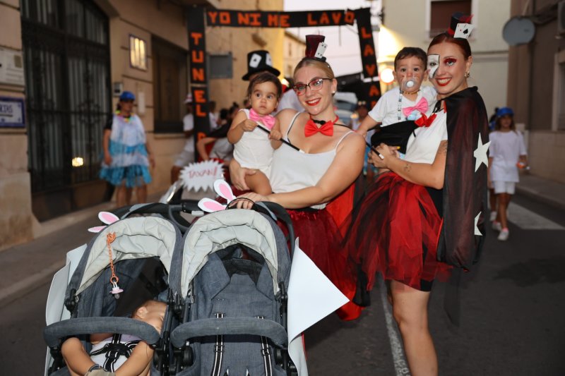 Caramels, en carrosses, i Mario Kart, en grups a peu, guanyadors de la desfilada de Beniarbeig Caramels, en carrosses, i Mario Kart, en grups a peu, guanyadors de la desfilada de Beniarbeig