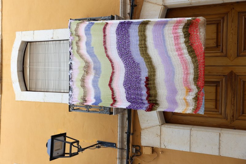 Art al Vent ja llueix els més de mig centenar de cobertors al Carrer La Bassa de Gata Art al Vent ja llueix els més de mig centenar de cobertors al Carrer La Bassa de Gata