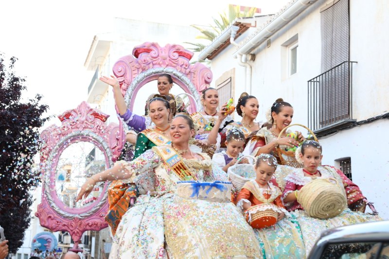 Més d’una vintena de carrosses desfilen en la primera jornada de cavalcada de Xàbia Més d’una vintena de carrosses desfilen en la primera jornada de cavalcada de Xàbia