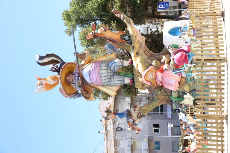 Les regines de Xàbia s’auto “indulten” de la foguera central Les regines de Xàbia s’auto “indulten” de la foguera central