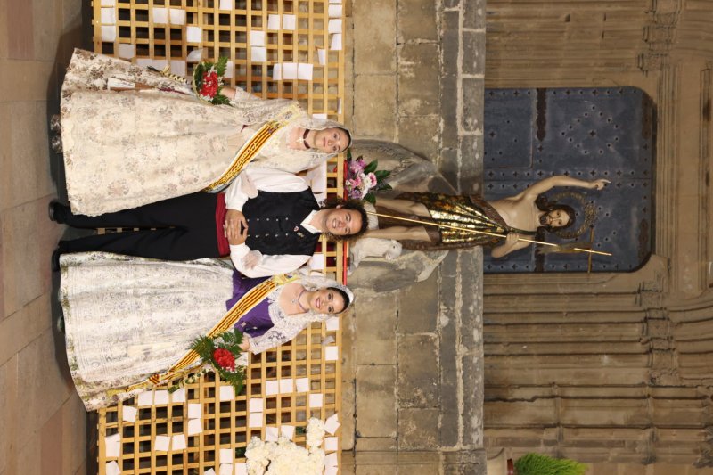 Tot per l’aire i La Desastrà, quintades protagonistes de la primera ofrena a Sant Joan de Fogueres de Xàbia Tot per l’aire i La Desastrà, quintades protagonistes de la primera ofrena a Sant Joan de Fogueres de Xàbia