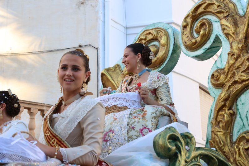 Més d’una vintena de carrosses desfilen en la primera jornada de cavalcada de Xàbia Més d’una vintena de carrosses desfilen en la primera jornada de cavalcada de Xàbia