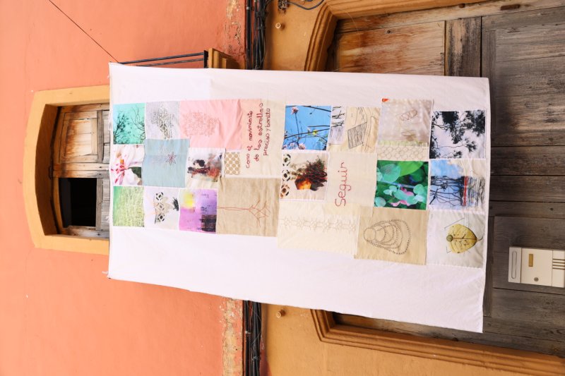 Art al Vent ja llueix els més de mig centenar de cobertors al Carrer La Bassa de Gata Art al Vent ja llueix els més de mig centenar de cobertors al Carrer La Bassa de Gata