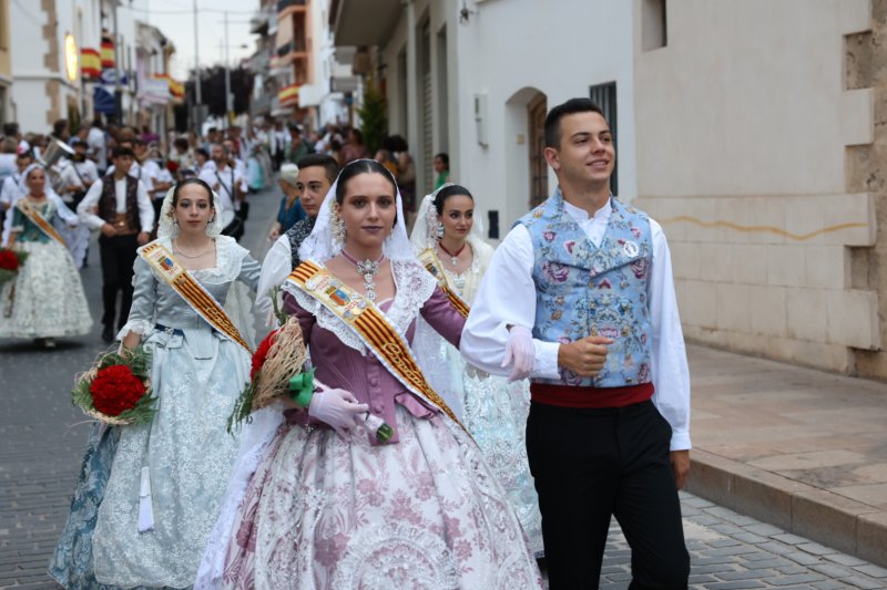 Tot per l’aire i La Desastrà, quintades protagonistes de la primera ofrena a Sant Joan de Fogueres de Xàbia Tot per l’aire i La Desastrà, quintades protagonistes de la primera ofrena a Sant Joan de Fogueres de Xàbia