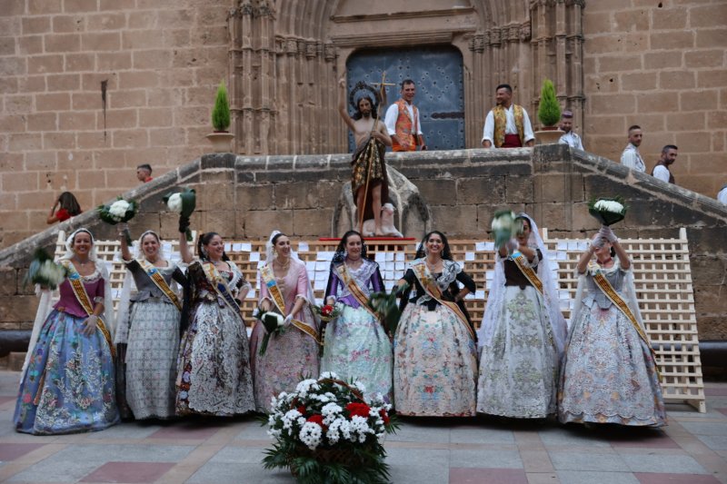 Tot per l’aire i La Desastrà, quintades protagonistes de la primera ofrena a Sant Joan de Fogueres de Xàbia Tot per l’aire i La Desastrà, quintades protagonistes de la primera ofrena a Sant Joan de Fogueres de Xàbia