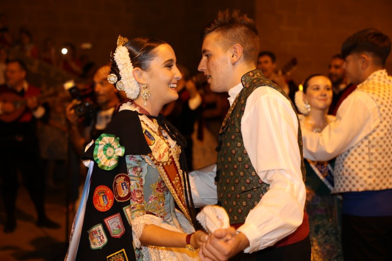 L'emotiva serenata de la Tuna de Xàbia a les regines i representants de Fogueres  L'emotiva serenata de la Tuna de Xàbia a les regines i representants de Fogueres