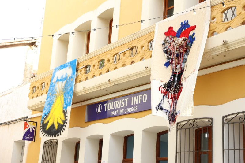 Art al Vent ja llueix els més de mig centenar de cobertors al Carrer La Bassa de Gata Art al Vent ja llueix els més de mig centenar de cobertors al Carrer La Bassa de Gata