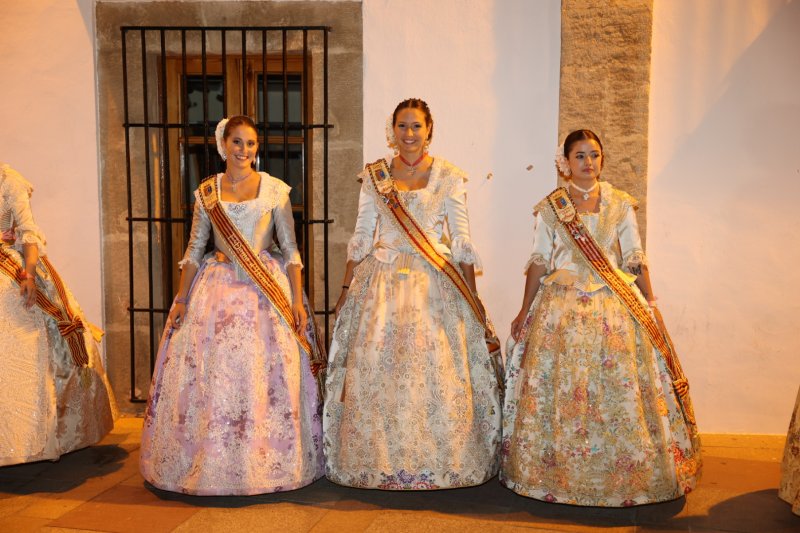 L'emotiva serenata de la Tuna de Xàbia a les regines i representants de Fogueres  L'emotiva serenata de la Tuna de Xàbia a les regines i representants de Fogueres