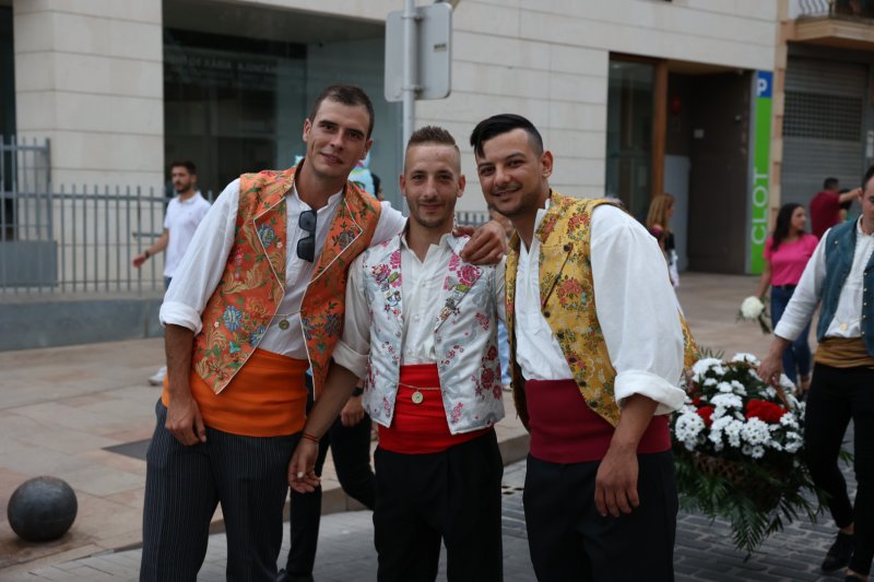 Tot per l’aire i La Desastrà, quintades protagonistes de la primera ofrena a Sant Joan de Fogueres de Xàbia Tot per l’aire i La Desastrà, quintades protagonistes de la primera ofrena a Sant Joan de Fogueres de Xàbia
