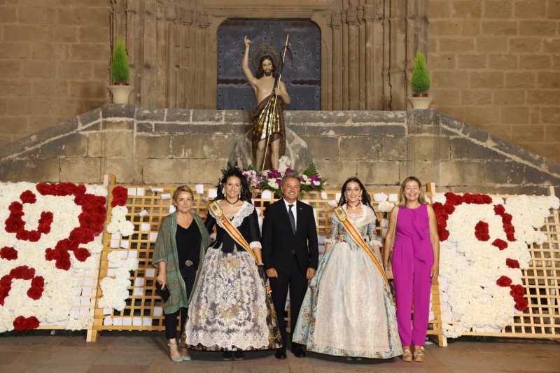 Tot per l’aire i La Desastrà, quintades protagonistes de la primera ofrena a Sant Joan de Fogueres de Xàbia Tot per l’aire i La Desastrà, quintades protagonistes de la primera ofrena a Sant Joan de Fogueres de Xàbia