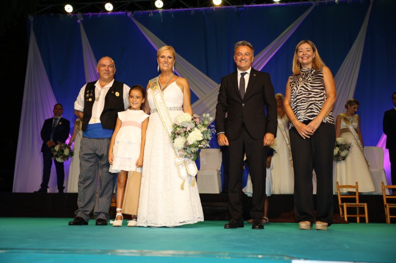 Duanes de Xàbia proclama a les majoralesses i majorals de les festes de Loreto i ret homenatge als presidents de les comissions Duanes de Xàbia proclama a les majoralesses i majorals de les festes de Loreto i ret homenatge als presidents de les comissions