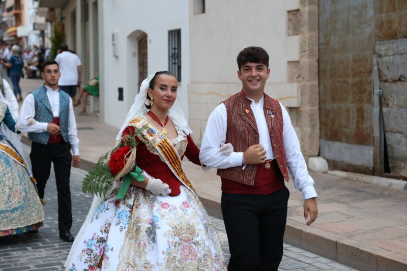 Tot per l’aire i La Desastrà, quintades protagonistes de la primera ofrena a Sant Joan de Fogueres de Xàbia Tot per l’aire i La Desastrà, quintades protagonistes de la primera ofrena a Sant Joan de Fogueres de Xàbia