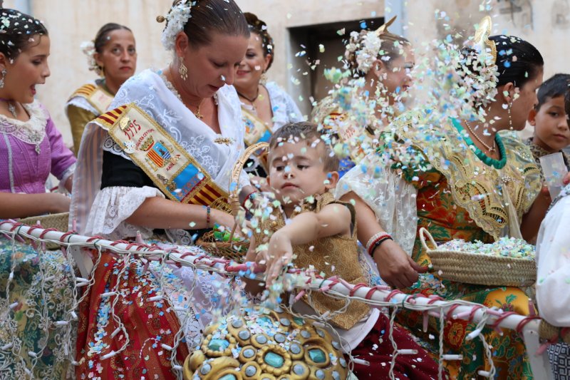Més d’una vintena de carrosses desfilen en la primera jornada de cavalcada de Xàbia Més d’una vintena de carrosses desfilen en la primera jornada de cavalcada de Xàbia