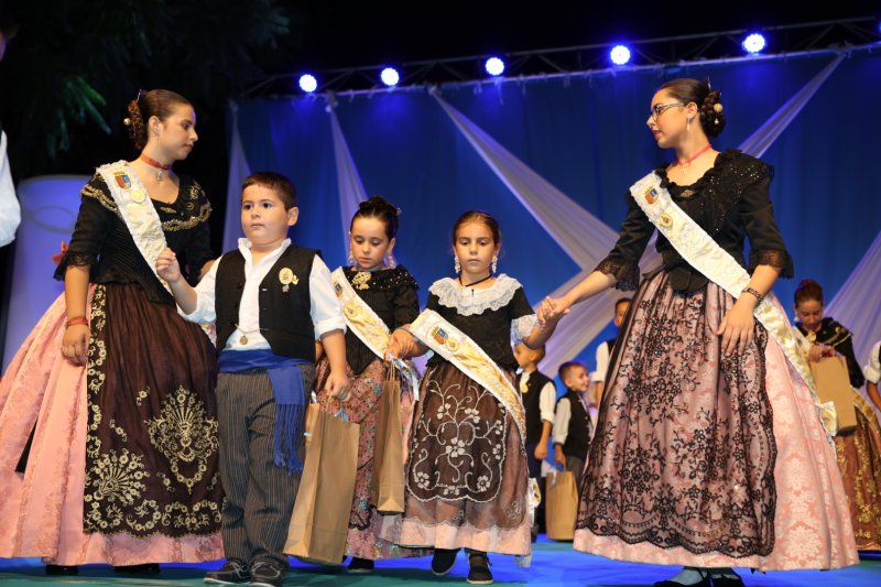Duanes de Xàbia proclama a les majoralesses i majorals de les festes de Loreto i ret homenatge als presidents de les comissions Duanes de Xàbia proclama a les majoralesses i majorals de les festes de Loreto i ret homenatge als presidents de les comissions