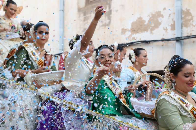 Més d’una vintena de carrosses desfilen en la primera jornada de cavalcada de Xàbia Més d’una vintena de carrosses desfilen en la primera jornada de cavalcada de Xàbia