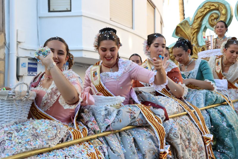 Més d’una vintena de carrosses desfilen en la primera jornada de cavalcada de Xàbia Més d’una vintena de carrosses desfilen en la primera jornada de cavalcada de Xàbia