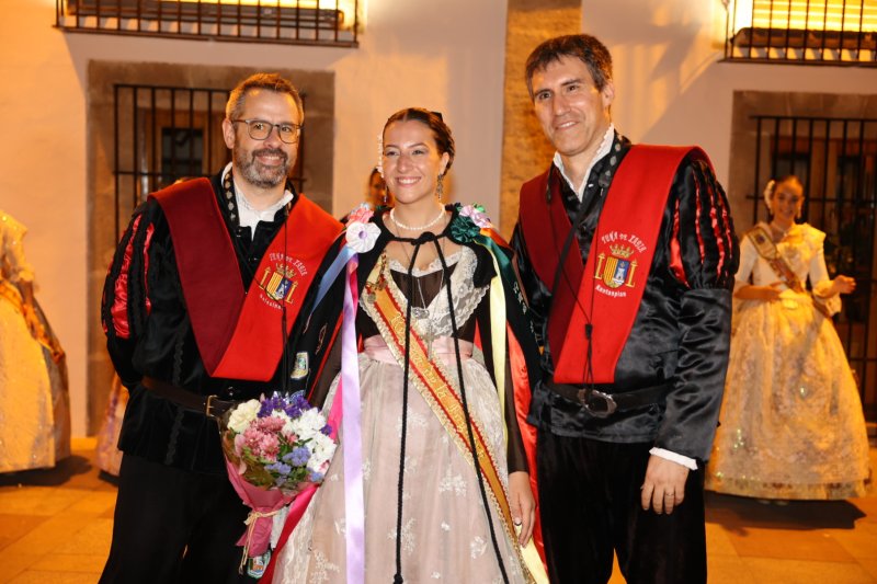 L'emotiva serenata de la Tuna de Xàbia a les regines i representants de Fogueres  L'emotiva serenata de la Tuna de Xàbia a les regines i representants de Fogueres
