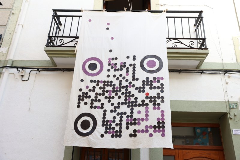 Art al Vent ja llueix els més de mig centenar de cobertors al Carrer La Bassa de Gata Art al Vent ja llueix els més de mig centenar de cobertors al Carrer La Bassa de Gata