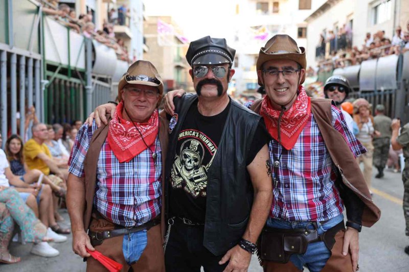 GALERIA de FOTOS de la DESFILADA de CARROSSES de les FESTES de JULIOL de PEDREGUER GALERIA de FOTOS de la DESFILADA de CARROSSES de les FESTES de JULIOL de PEDREGUER