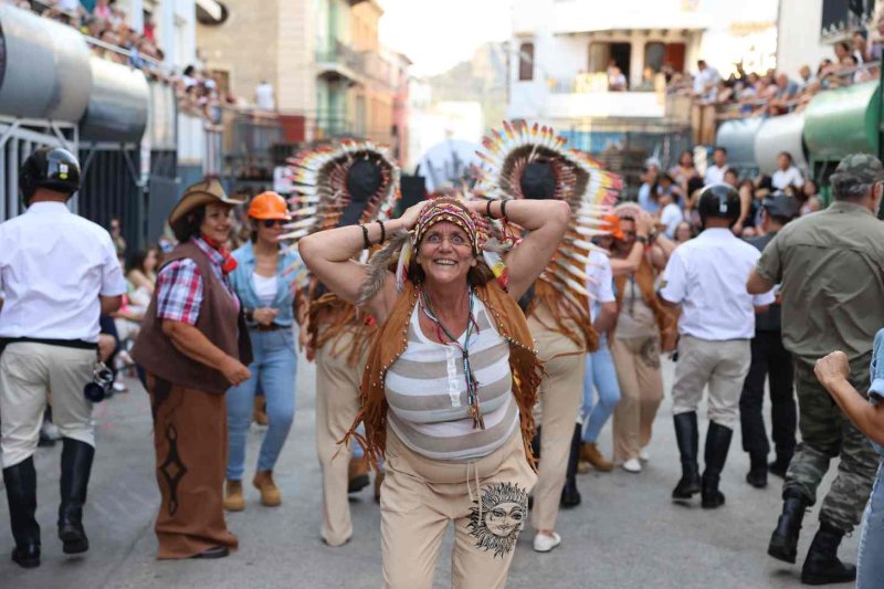 GALERIA de FOTOS de la DESFILADA de CARROSSES de les FESTES de JULIOL de PEDREGUER GALERIA de FOTOS de la DESFILADA de CARROSSES de les FESTES de JULIOL de PEDREGUER