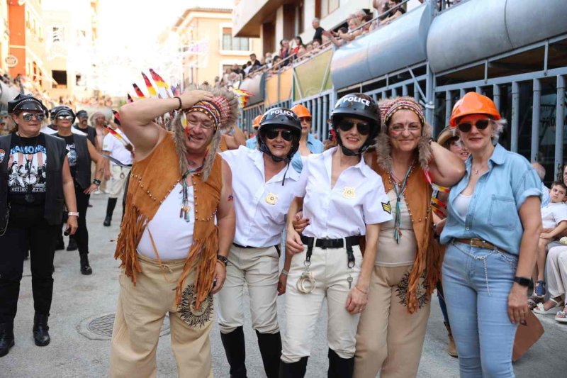 GALERIA de FOTOS de la DESFILADA de CARROSSES de les FESTES de JULIOL de PEDREGUER GALERIA de FOTOS de la DESFILADA de CARROSSES de les FESTES de JULIOL de PEDREGUER