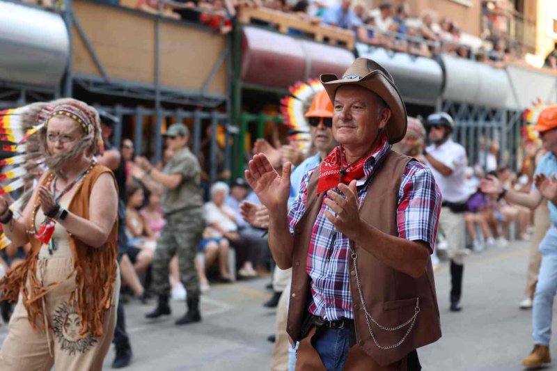 GALERIA de FOTOS de la DESFILADA de CARROSSES de les FESTES de JULIOL de PEDREGUER GALERIA de FOTOS de la DESFILADA de CARROSSES de les FESTES de JULIOL de PEDREGUER