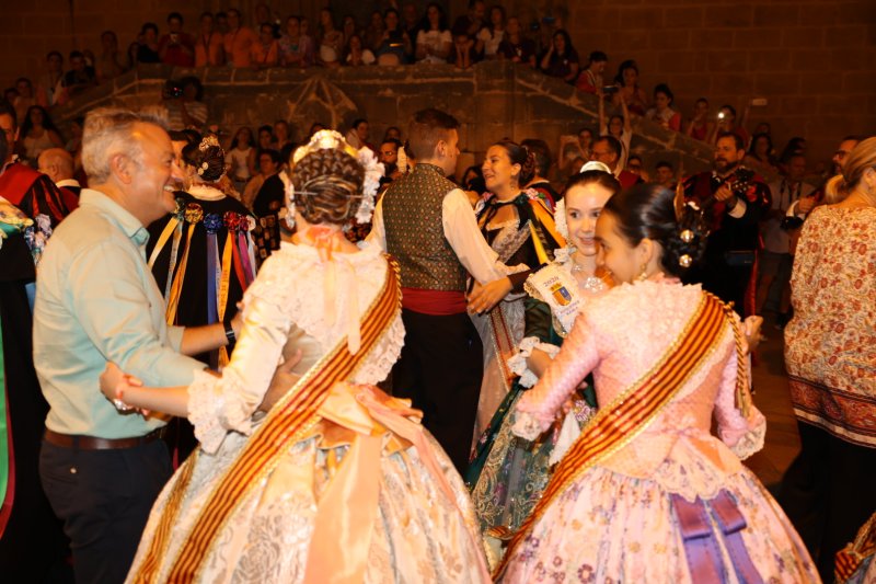 L'emotiva serenata de la Tuna de Xàbia a les regines i representants de Fogueres  L'emotiva serenata de la Tuna de Xàbia a les regines i representants de Fogueres