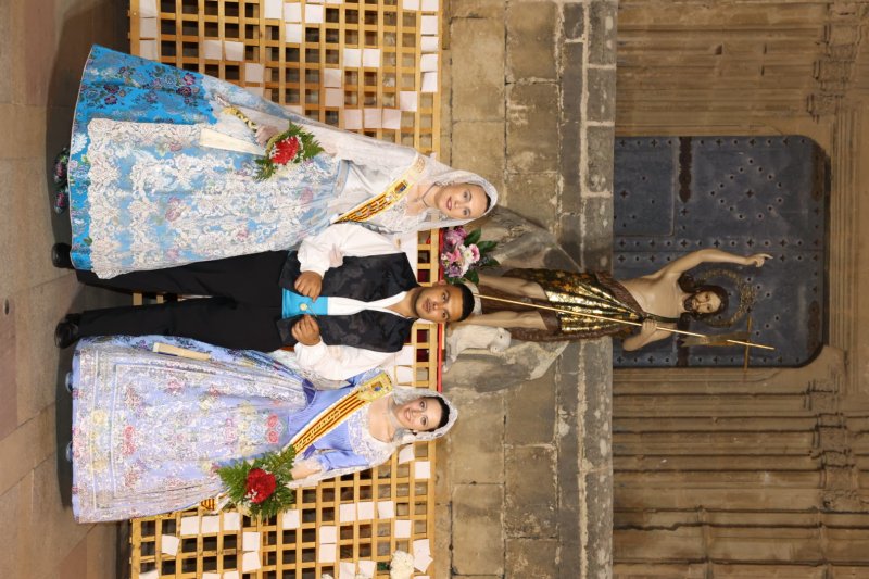 Tot per l’aire i La Desastrà, quintades protagonistes de la primera ofrena a Sant Joan de Fogueres de Xàbia Tot per l’aire i La Desastrà, quintades protagonistes de la primera ofrena a Sant Joan de Fogueres de Xàbia