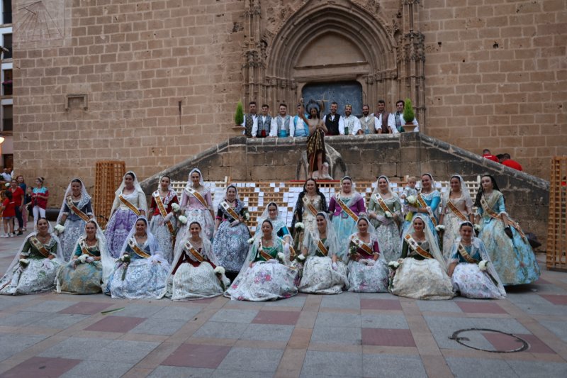 Tot per l’aire i La Desastrà, quintades protagonistes de la primera ofrena a Sant Joan de Fogueres de Xàbia Tot per l’aire i La Desastrà, quintades protagonistes de la primera ofrena a Sant Joan de Fogueres de Xàbia