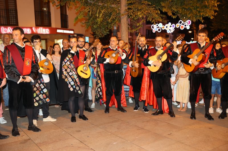 L'emotiva serenata de la Tuna de Xàbia a les regines i representants de Fogueres  L'emotiva serenata de la Tuna de Xàbia a les regines i representants de Fogueres
