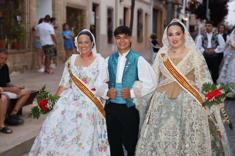 Tot per l’aire i La Desastrà, quintades protagonistes de la primera ofrena a Sant Joan de Fogueres de Xàbia Tot per l’aire i La Desastrà, quintades protagonistes de la primera ofrena a Sant Joan de Fogueres de Xàbia