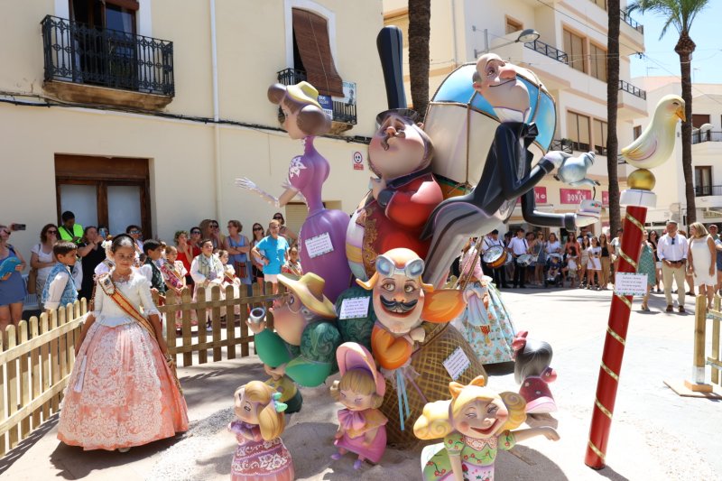 Les regines de Xàbia s’auto “indulten” de la foguera central Les regines de Xàbia s’auto “indulten” de la foguera central