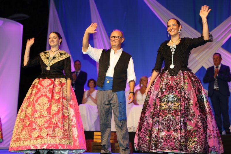 Duanes de Xàbia proclama a les majoralesses i majorals de les festes de Loreto i ret homenatge als presidents de les comissions Duanes de Xàbia proclama a les majoralesses i majorals de les festes de Loreto i ret homenatge als presidents de les comissions