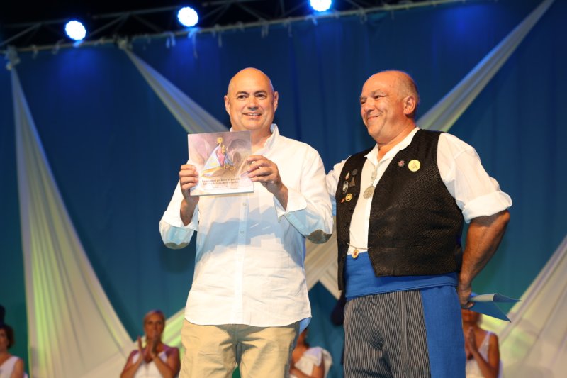 Duanes de Xàbia proclama a les majoralesses i majorals de les festes de Loreto i ret homenatge als presidents de les comissions Duanes de Xàbia proclama a les majoralesses i majorals de les festes de Loreto i ret homenatge als presidents de les comissions