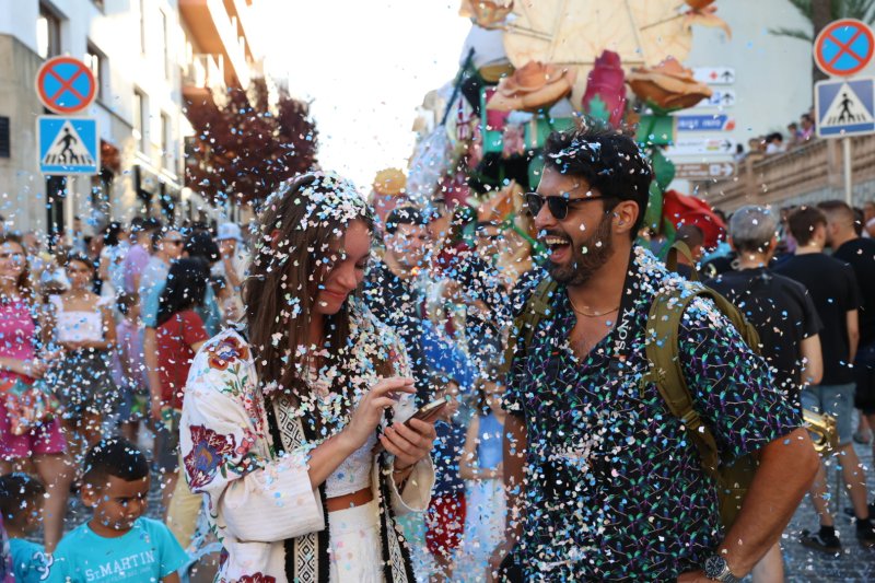 Més d’una vintena de carrosses desfilen en la primera jornada de cavalcada de Xàbia Més d’una vintena de carrosses desfilen en la primera jornada de cavalcada de Xàbia