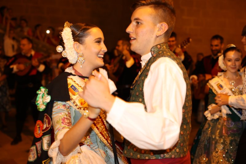 L'emotiva serenata de la Tuna de Xàbia a les regines i representants de Fogueres  L'emotiva serenata de la Tuna de Xàbia a les regines i representants de Fogueres