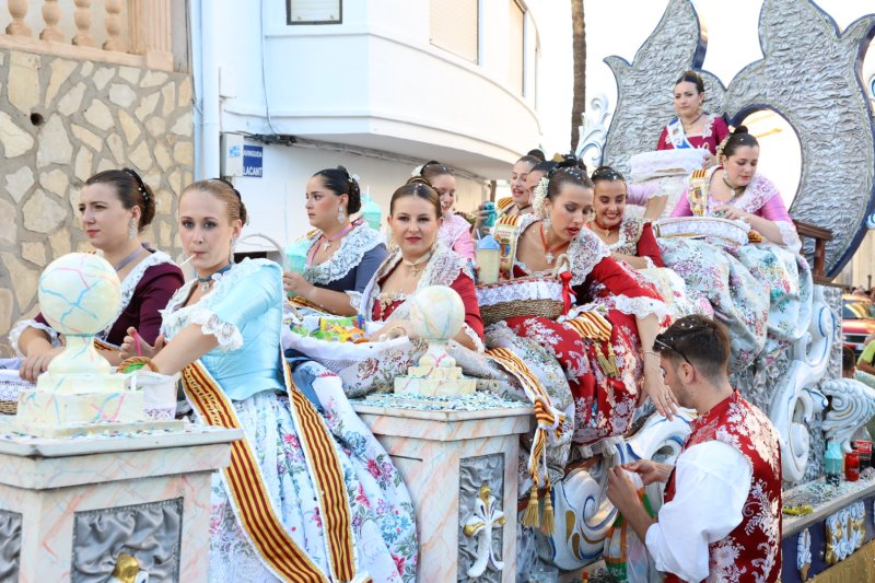 Més d’una vintena de carrosses desfilen en la primera jornada de cavalcada de Xàbia Més d’una vintena de carrosses desfilen en la primera jornada de cavalcada de Xàbia