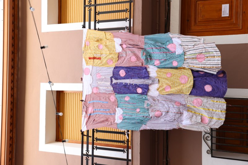 Art al Vent ja llueix els més de mig centenar de cobertors al Carrer La Bassa de Gata Art al Vent ja llueix els més de mig centenar de cobertors al Carrer La Bassa de Gata