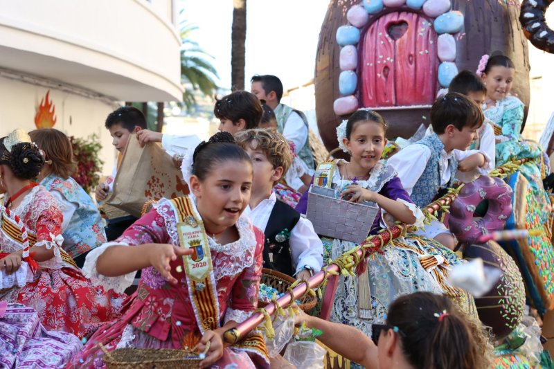 Més d’una vintena de carrosses desfilen en la primera jornada de cavalcada de Xàbia Més d’una vintena de carrosses desfilen en la primera jornada de cavalcada de Xàbia